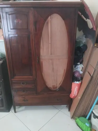 Guarda roupa antigo de madeira maciça.