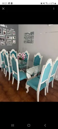 Linda mesa com 8 cadeiras + buffet