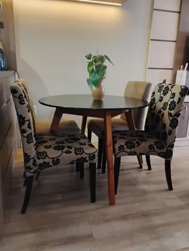 Vendo mesa com 4 cadeiras em bom estado