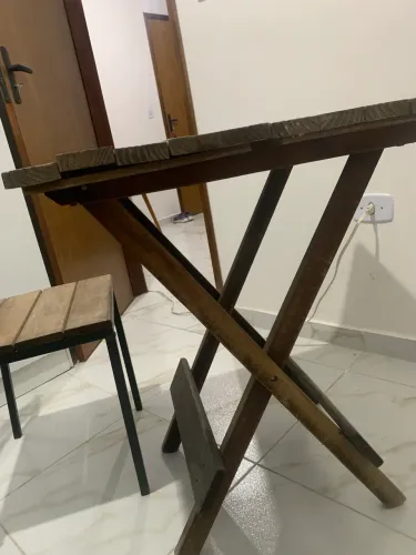 Mesa com duas cadeiras 
