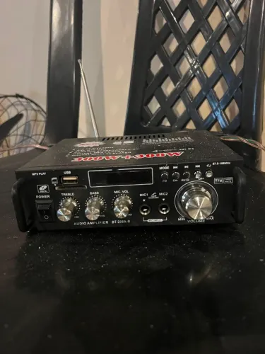 Amplificador + duas caixas de som 500,00