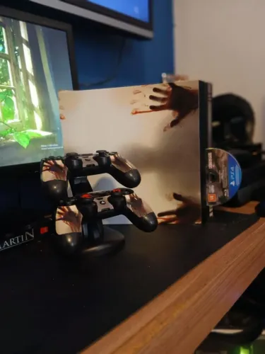 Playstation 4 - acompanha 2 controles originais e 4 jogos (Fifa 26, days gone, the last)