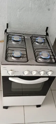 Fogão esmaltec funciona às 4 bocas e o forno perfeitamente 