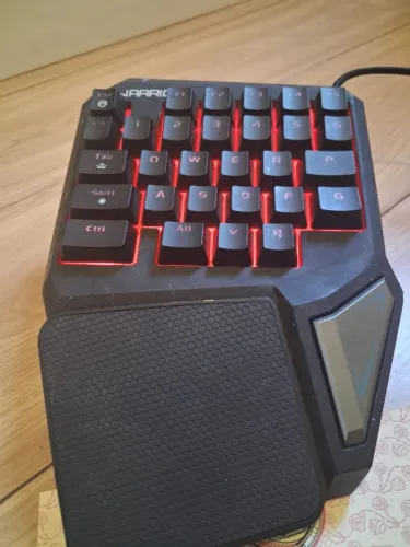 Teclado gamer com fio. Com 7 cores.