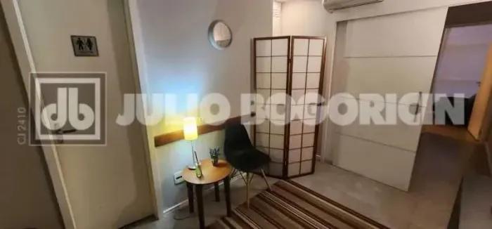 JBB71403 Excelente sala comercial com 27 m2 com cozinha e duas salas separadas por portas.