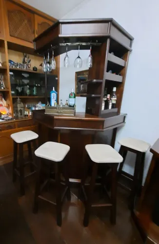 Família muda, vende barzinho, com 04 banquetas de Imbúia maciça.