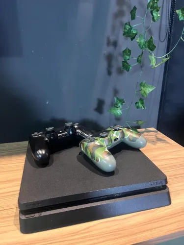 PlayStation 4 Slim 500gb + 2 controles 