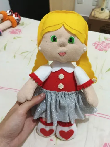 Boneca loira artesanal escolar 