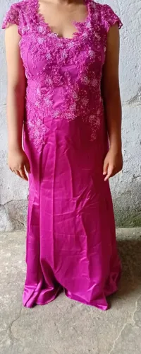 Vestido de madrinha rosa.