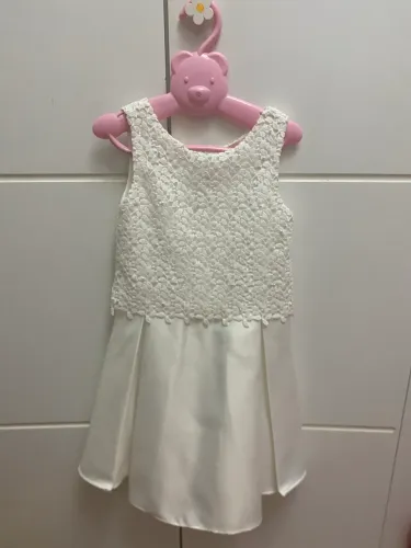 Lindo vestido branco a parte de cima possui renda com pérolas. Marca Petit Cherrie
