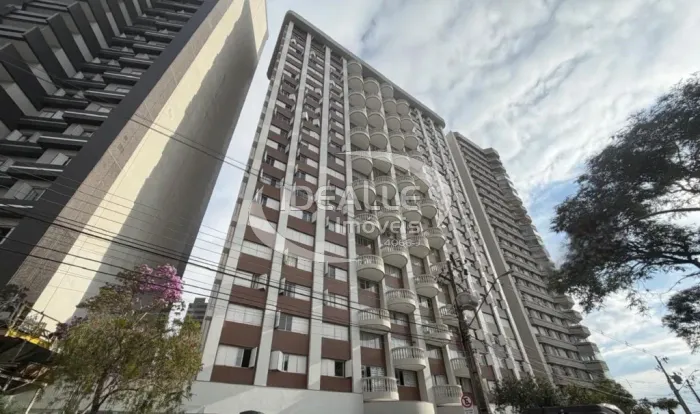 Apartamento amplo para alugar em Curitiba com 2 vagas de garagem.