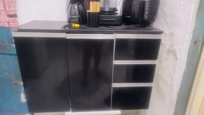 Balcão de cozinha aéreo.