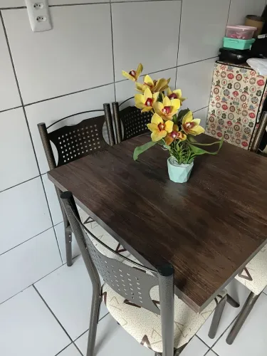 Mesa com 4 cadeiras 