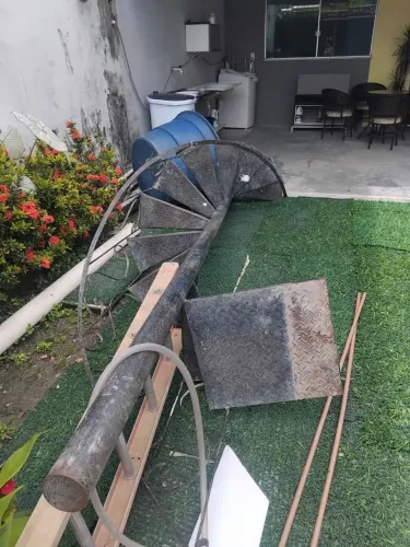 Vende-se escada caracol medindo 4,10 por 3,30 com 12 degraus aceito cartão e proposta.