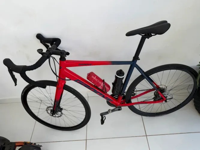BICICLETA GROOVE OVERDRIVE TAMANHO L VERMELHA/AZUL 20V 2023.