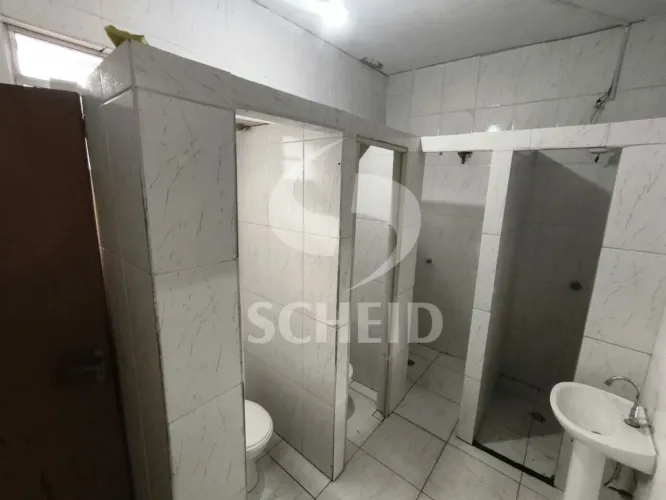Galpão em Santo Amaro, próximo à Av. João Dias, com 222m2 , 4 salas, 3 banheiros e portão.