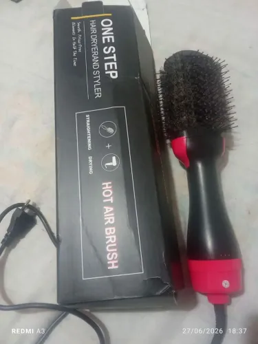 Escova secadora de cabelo.