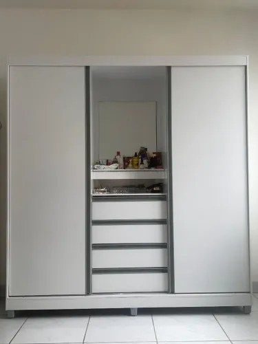 Guarda roupa com duas portas de correr, 4 gavetas e espelho fixo