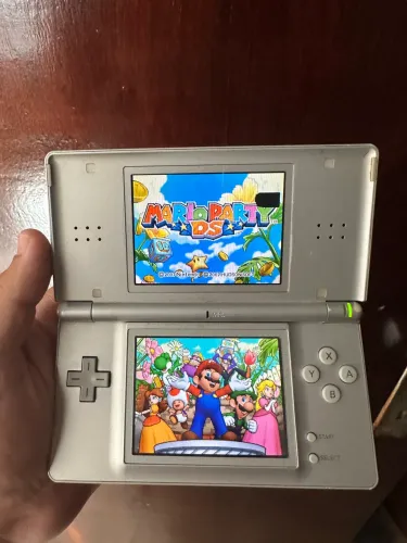 Nintendo ds lite desbloqueado com jogos r4( pequena mancha na tela ) joga normal