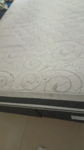 Cama queem , em ótimo estado 