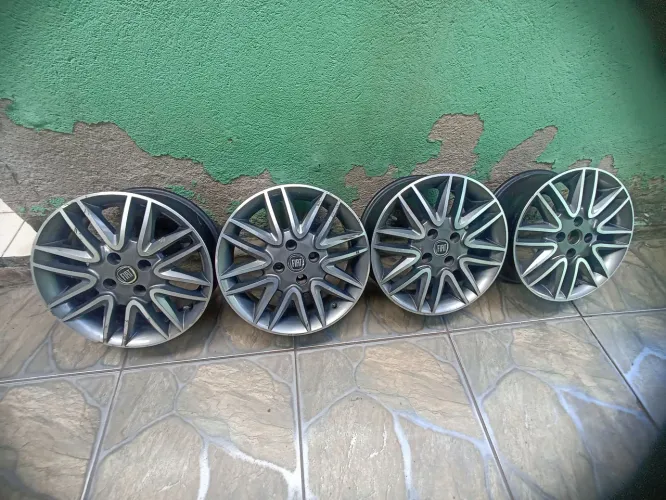 Jogo de rodas do Punto Sporting aro 15,  sem nenhum tipo de avarias.pintura originais.