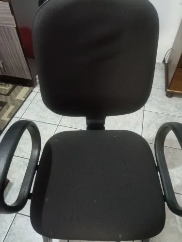 Vendo cadeira escritório semi nova n tem furo n rrasgo