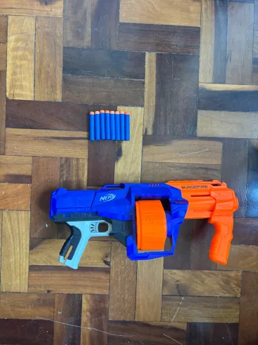 Nerf SurgeFire com 8 dardos. Funcionando perfeitamente