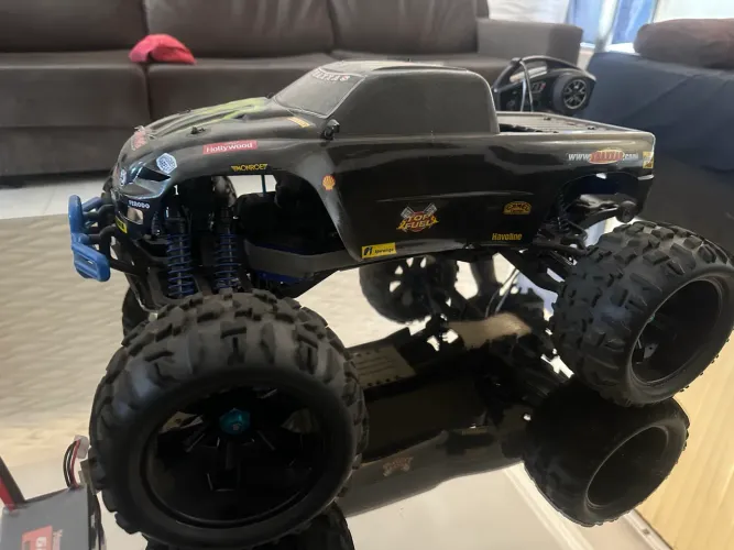 Automodelo Traxxas EMaxx