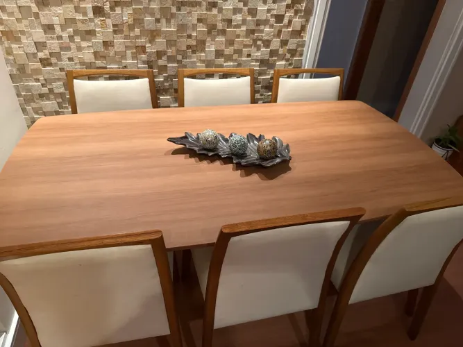 Mesa com seis cadeiras