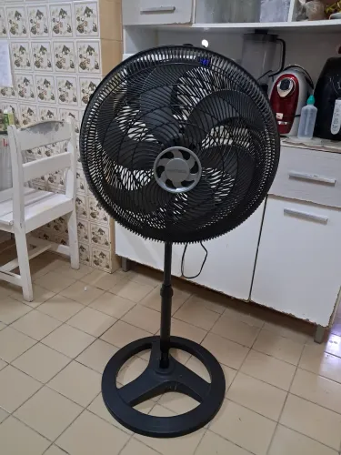 Vendo funcionando ventilador de pé com 6 helices