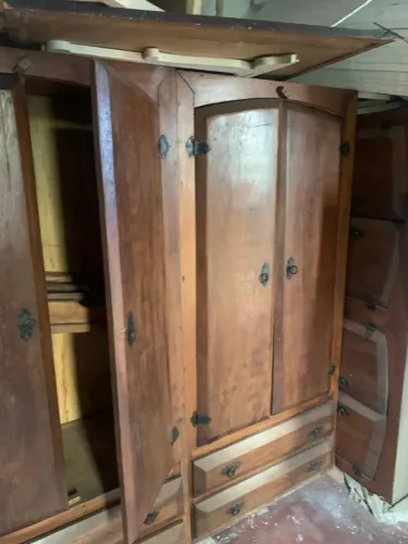 MESA COM 4 CADEIRAS, RACK E GUARDA ROUPA COM MALEIRO