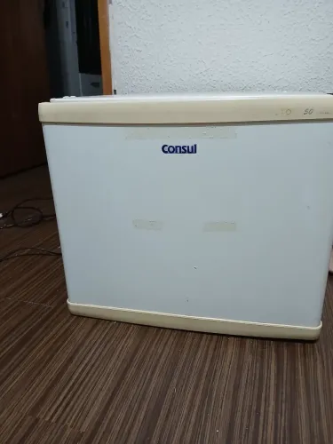 Mini geladeira Consul. Funcionando perfeitamente! Marcas de uso apenas.