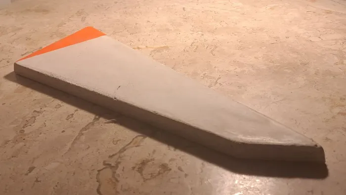 Bandeja de concreto branco com detalhe laranja