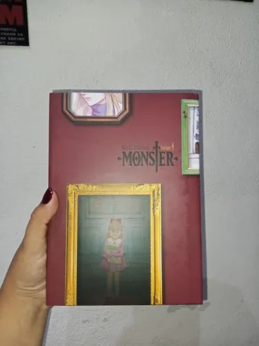 Vendo volume 04 do mangá de Monster, edição de luxo capa dura. R$ 90,00.