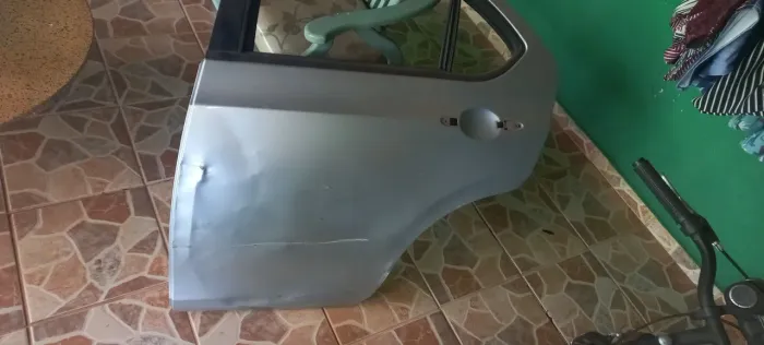 Porta trazeira lado esquerdo com amassado recuperável 