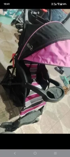 Carrinho de bebê e sapato