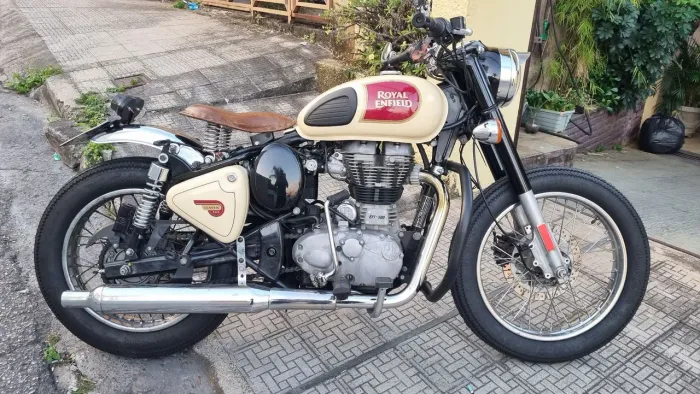 Moto Royal Classic500 Tan, bege e vermelha.