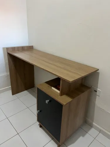 Mesa de Escritório ou estudo . 1.22x0,50 amêndoa e grafite