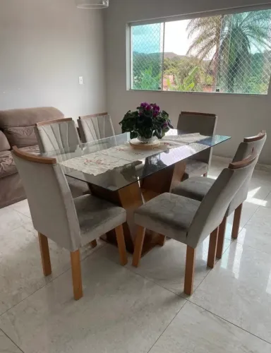 Mesa com 6 cadeiras