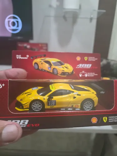Ferrari miniatura amarela da shell 2026 488evo
