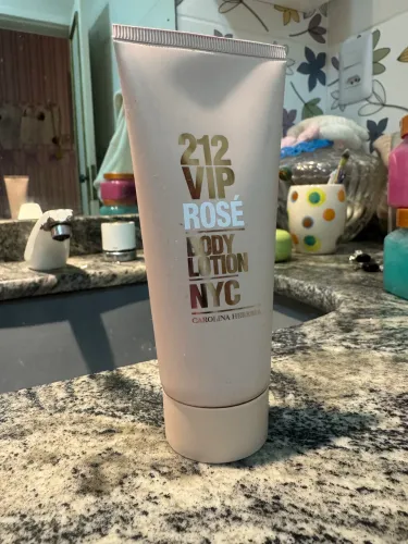 Creme hidratante carolina herrera 212 vip rosé original nunca usado