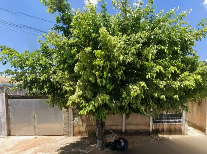 Vendo terreno de 420 m2 com duas casas simples