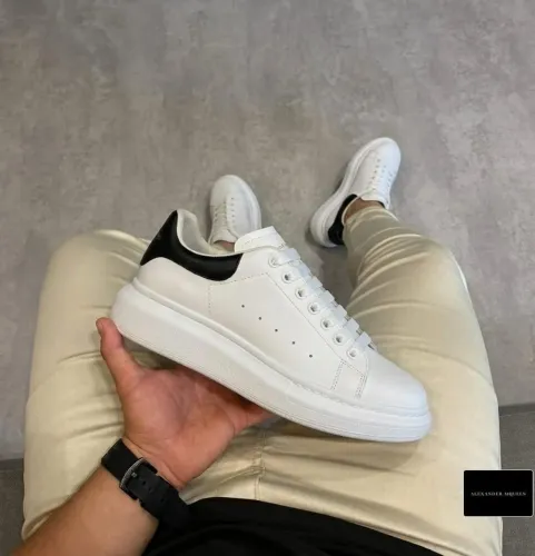 Alexander McQueen branco ou preto