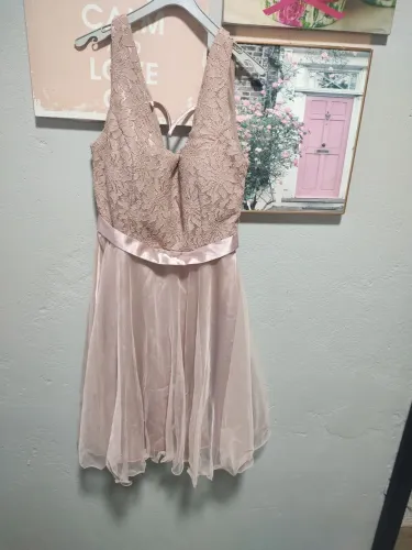 Vestido de festa com renda e tule, trançado nas costas.