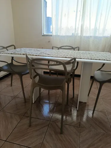 Mesa 6 lugares com 4 cadeiras