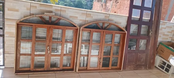 Vende-se kit de Janela e Porta de madeira 