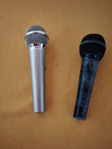 02 microfone usado bem conservado