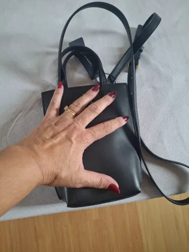 uma mini bolsa preta da Tommy Hilfiger 