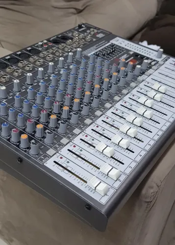 Mesa de som Arcano 12 canais AM EQ12