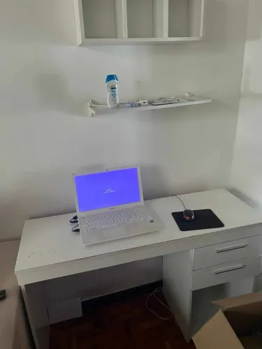 Mesa de computador com duas gavetas 